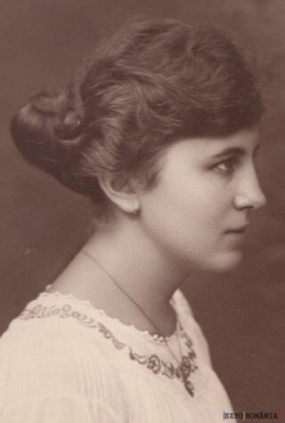 Portret vintage al unei femei tinere