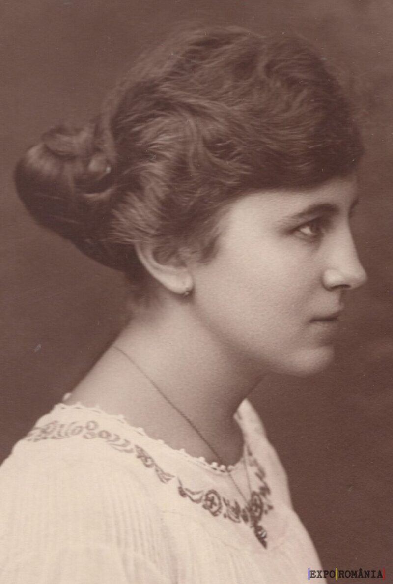 Portret vintage al unei femei tinere