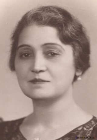 Portret alb-negru al unei femei elegante