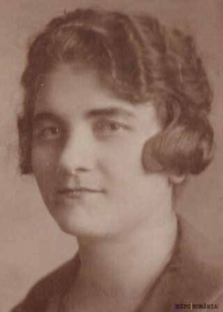 Portret vechi al unei femei zâmbitoare