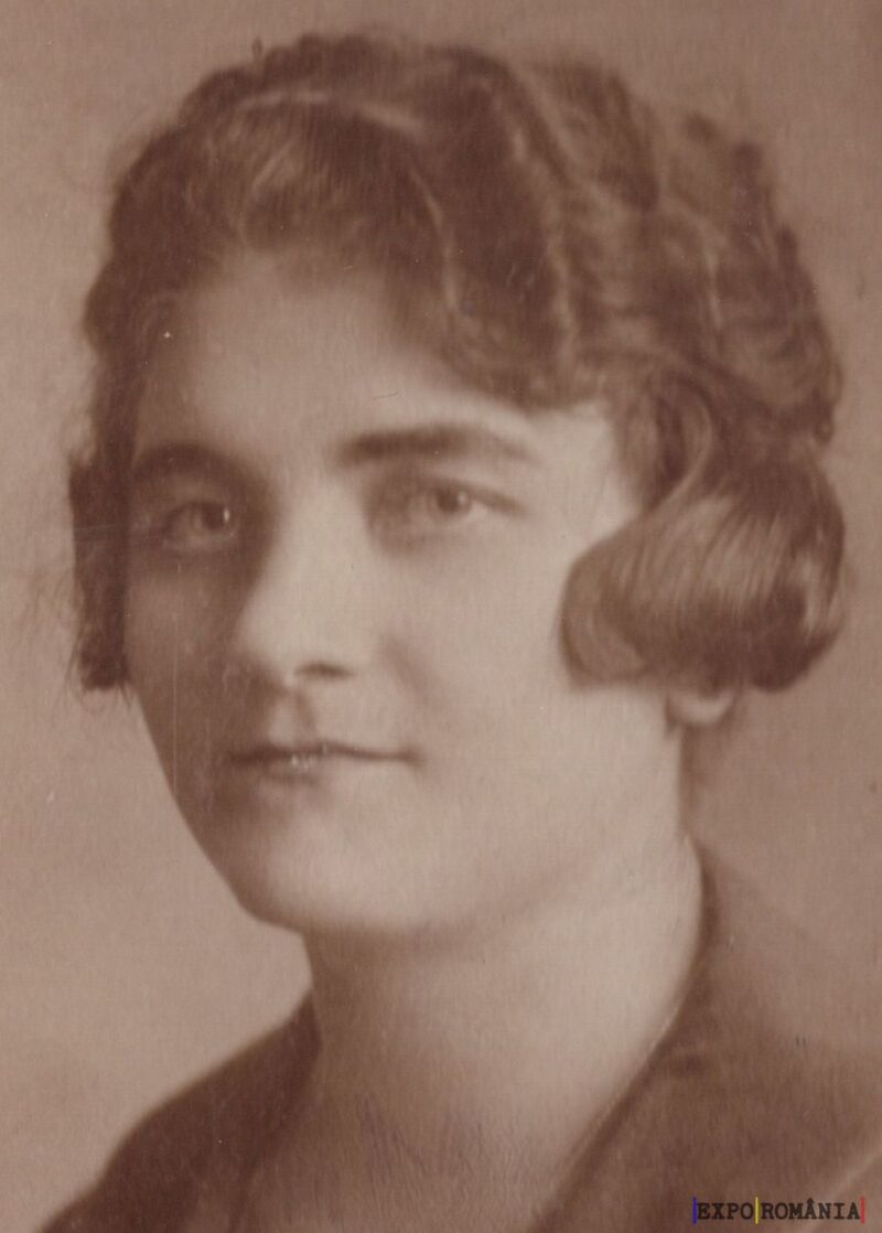 Portret vechi al unei femei zâmbitoare