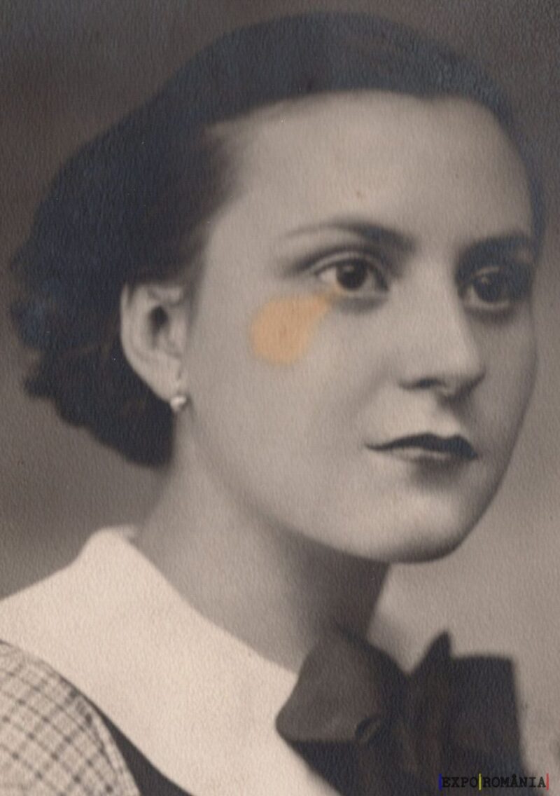 Portret alb-negru al unei femei elegante