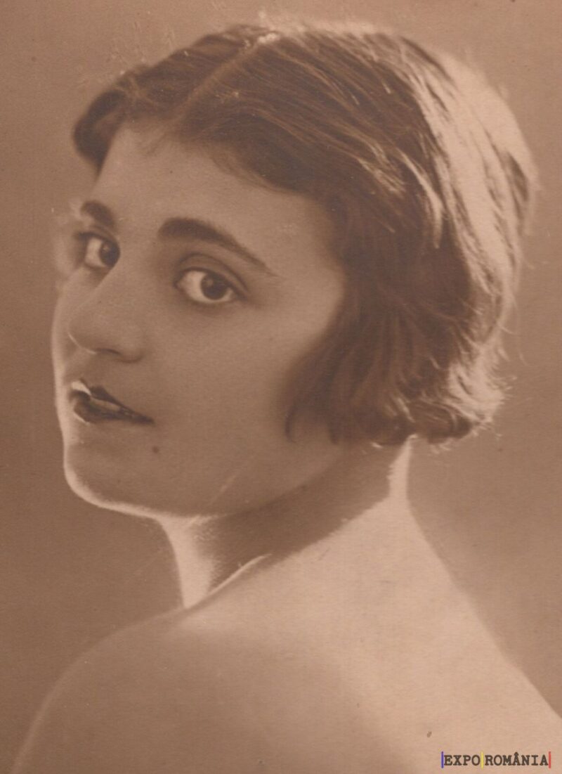 Portret în sepia al unei femei misterioase