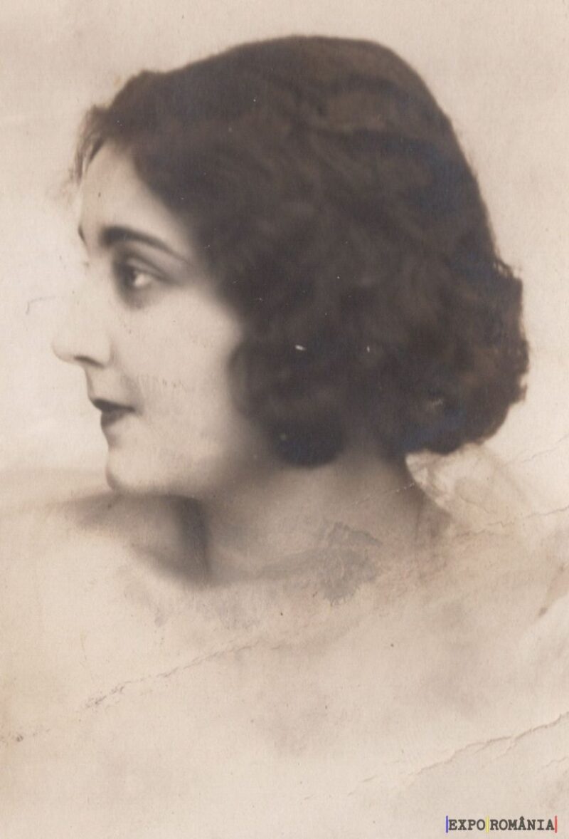 Portret vintage în profil al unei tinere femei