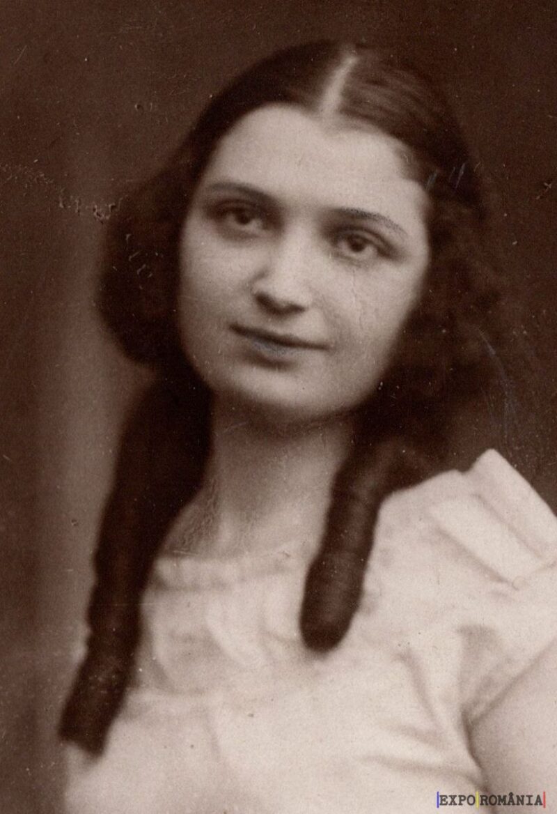 Portretul unei femei cu păr ondulat