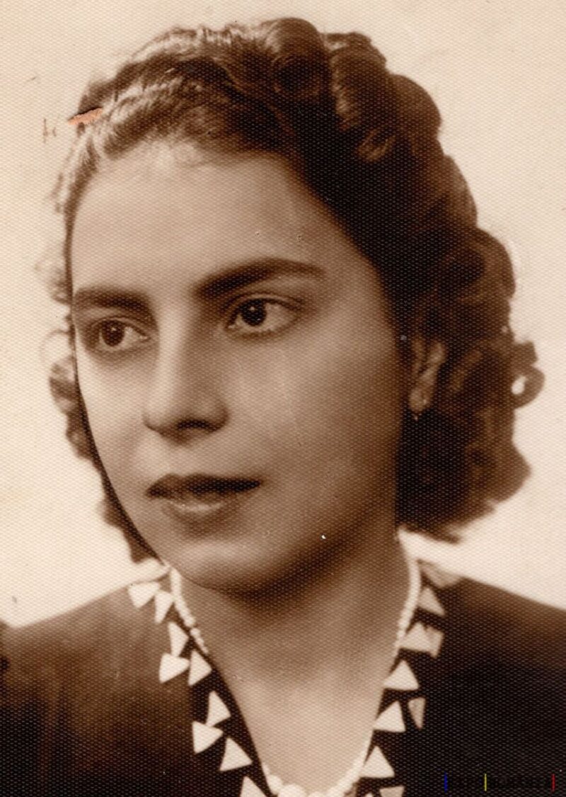 Portret alb-negru al unei femei tinere