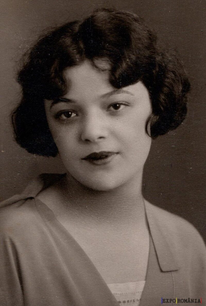 Portret alb-negru al unei femei tinere