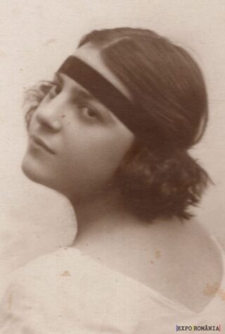 Portret vechi cu tânără zâmbitoare