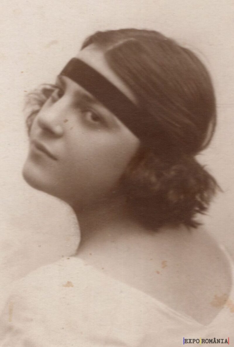 Portret vechi cu tânără zâmbitoare