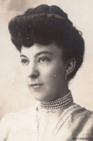 Portret de epocă al unei femei elegante