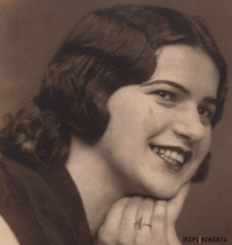 Femeie zâmbitoare dintr-o fotografie veche