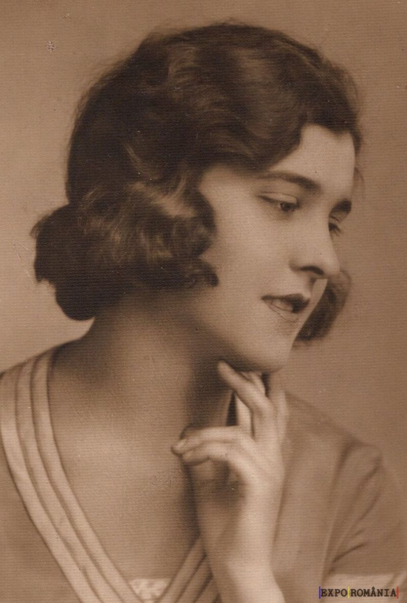 Eleganță și reflecție în sepia