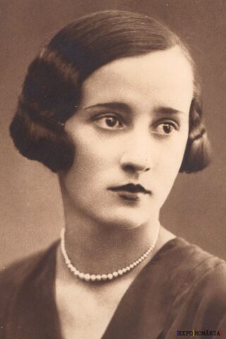 Femeie elegantă din perioada interbelică