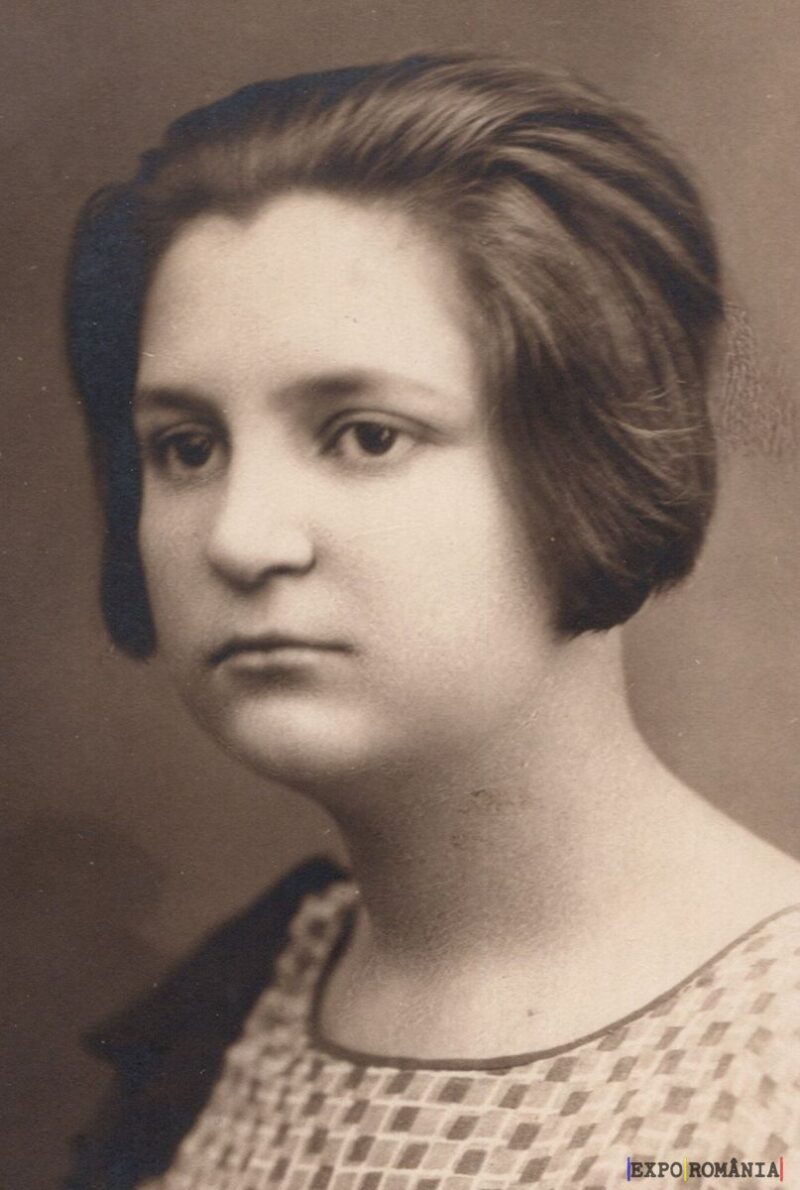 Portret vintage al unei tinere femei