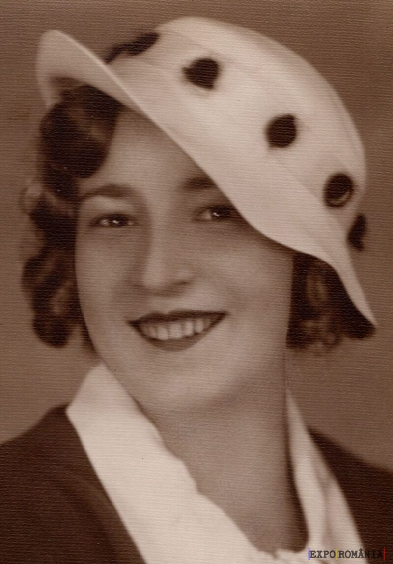 Femeie elegantă purtând pălărie cu buline