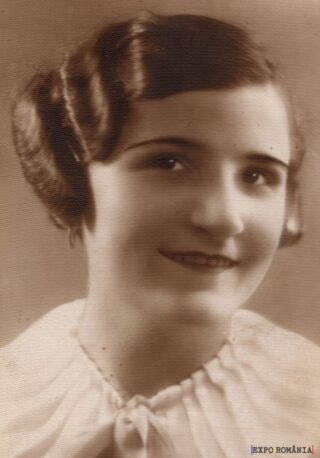 Portret vintage al unei fete zâmbitoare