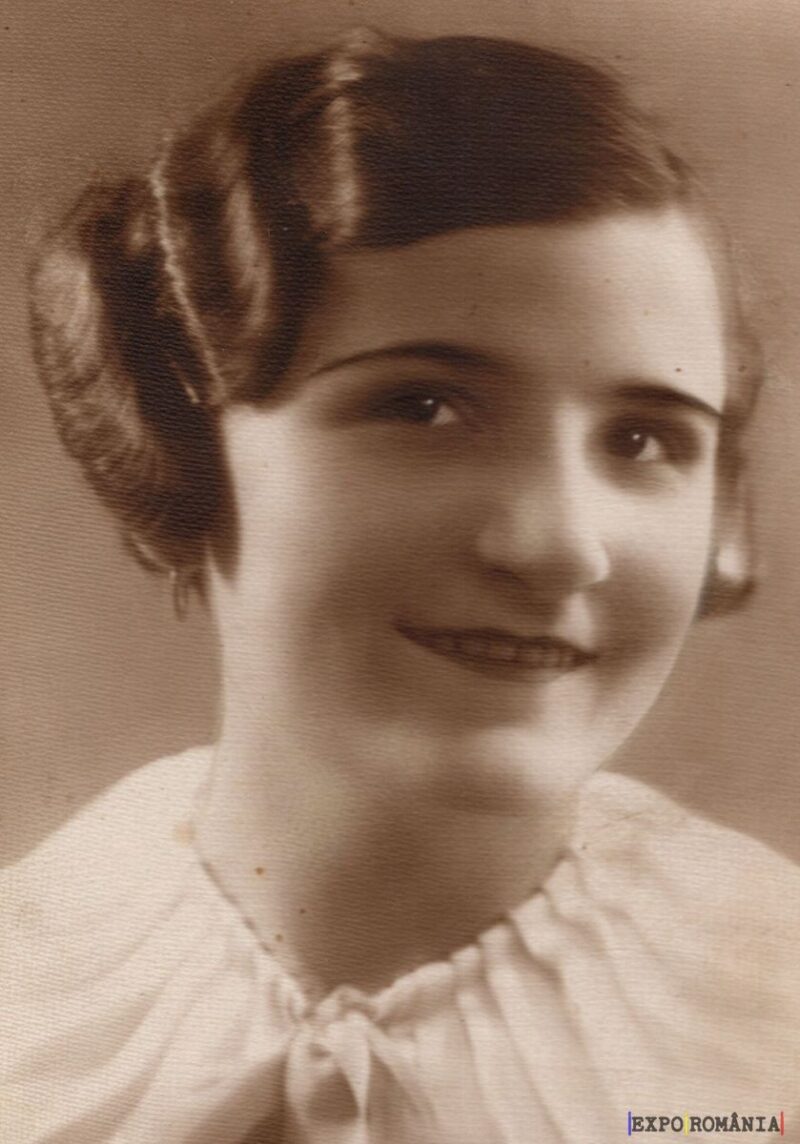 Portret vintage al unei fete zâmbitoare