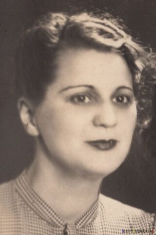 Portret de femeie în alb-negru