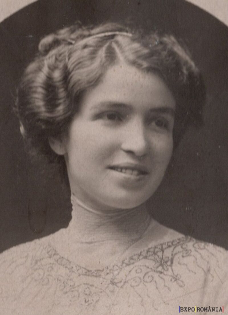 Portret vechi al unei femei zâmbitoare