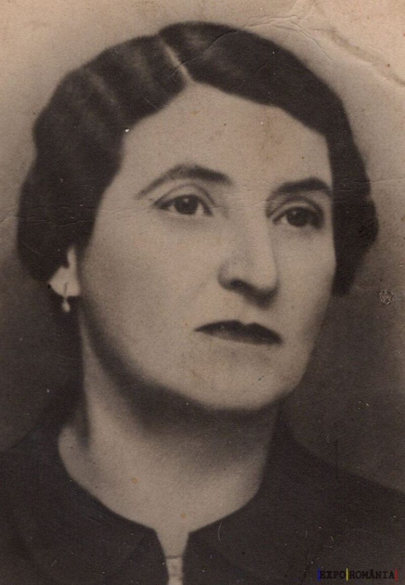 Portret alb-negru al unei femei