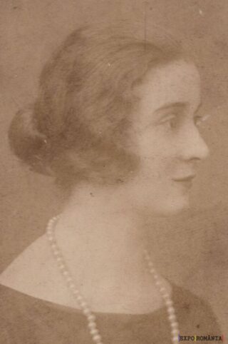 Portret de femeie cu colier de perle