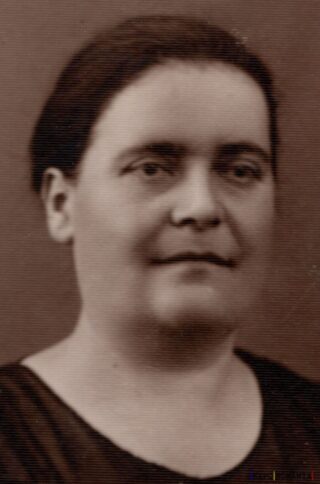 Portretul unei femei cu păr scurt