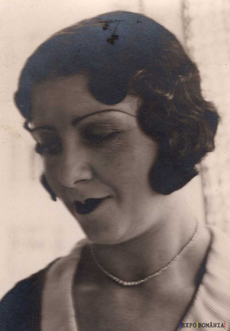 Portret clasic în alb-negru al unei femei