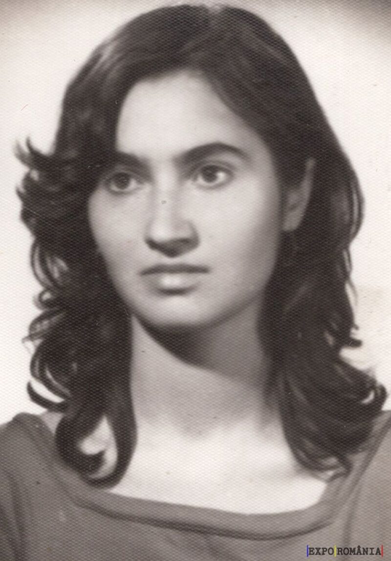 Portret alb-negru al unei tinere din trecut