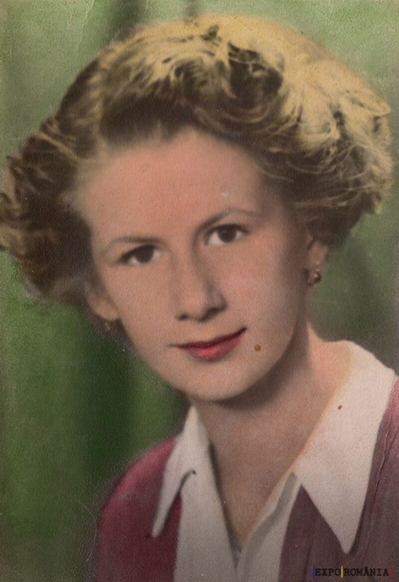 Portretul unei femei elegante și zâmbitoare