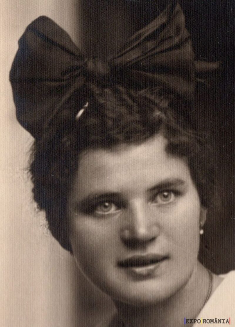 Femeie cu fundă mare în păr