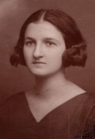 Portret alb-negru al unei femei tinere