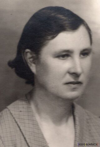 Portret alb-negru al unei femei