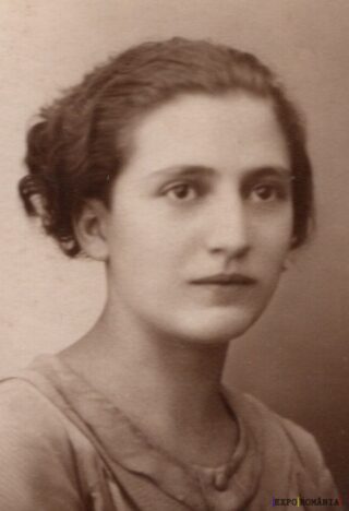 Portret alb-negru al unei femei tinere