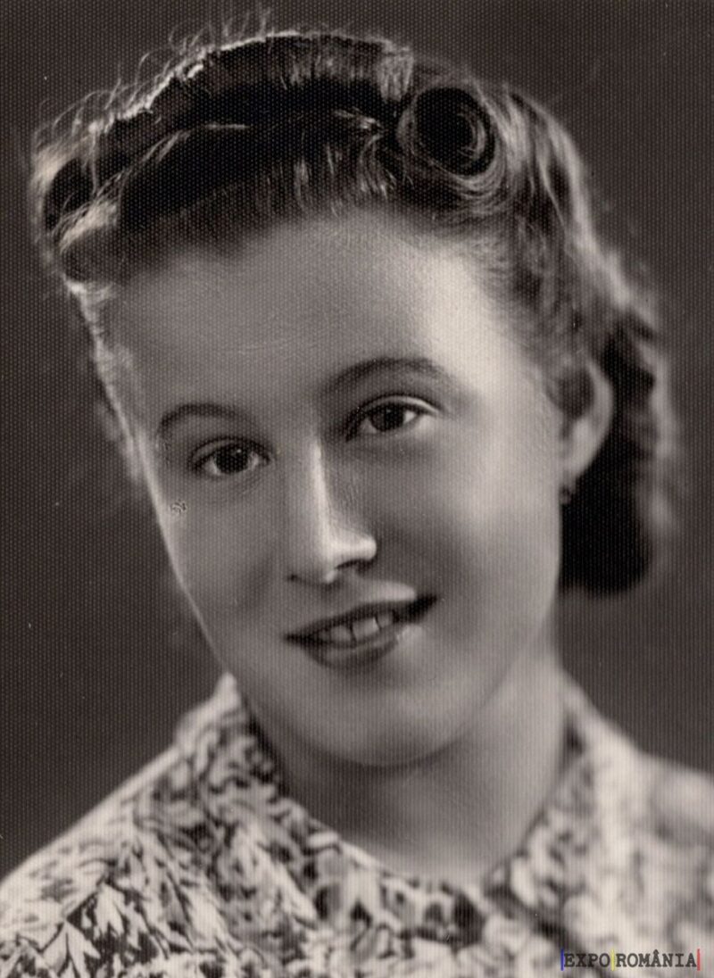 Portret de femeie tânără zâmbitoare