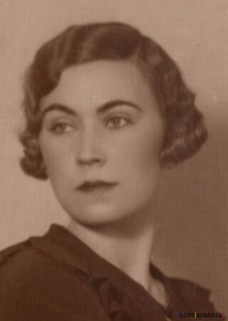 Portret de femeie cu coafură elegantă