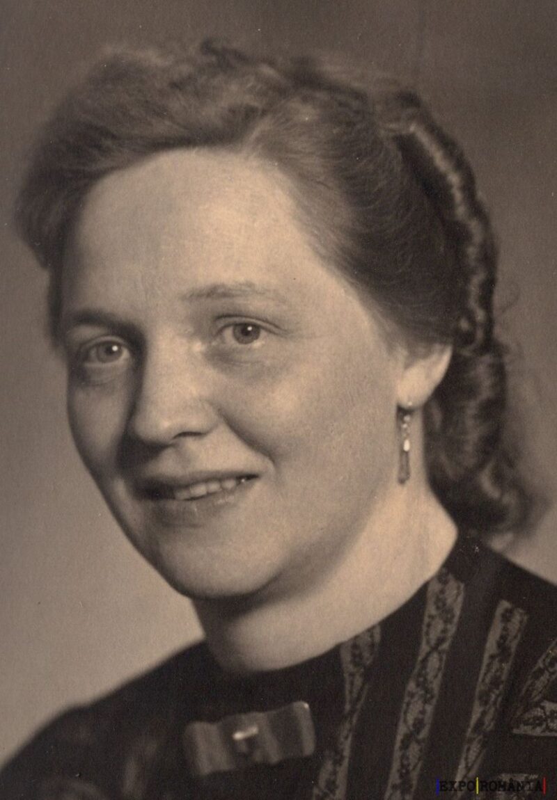 Portret alb-negru al unei femei cu zâmbet subtil