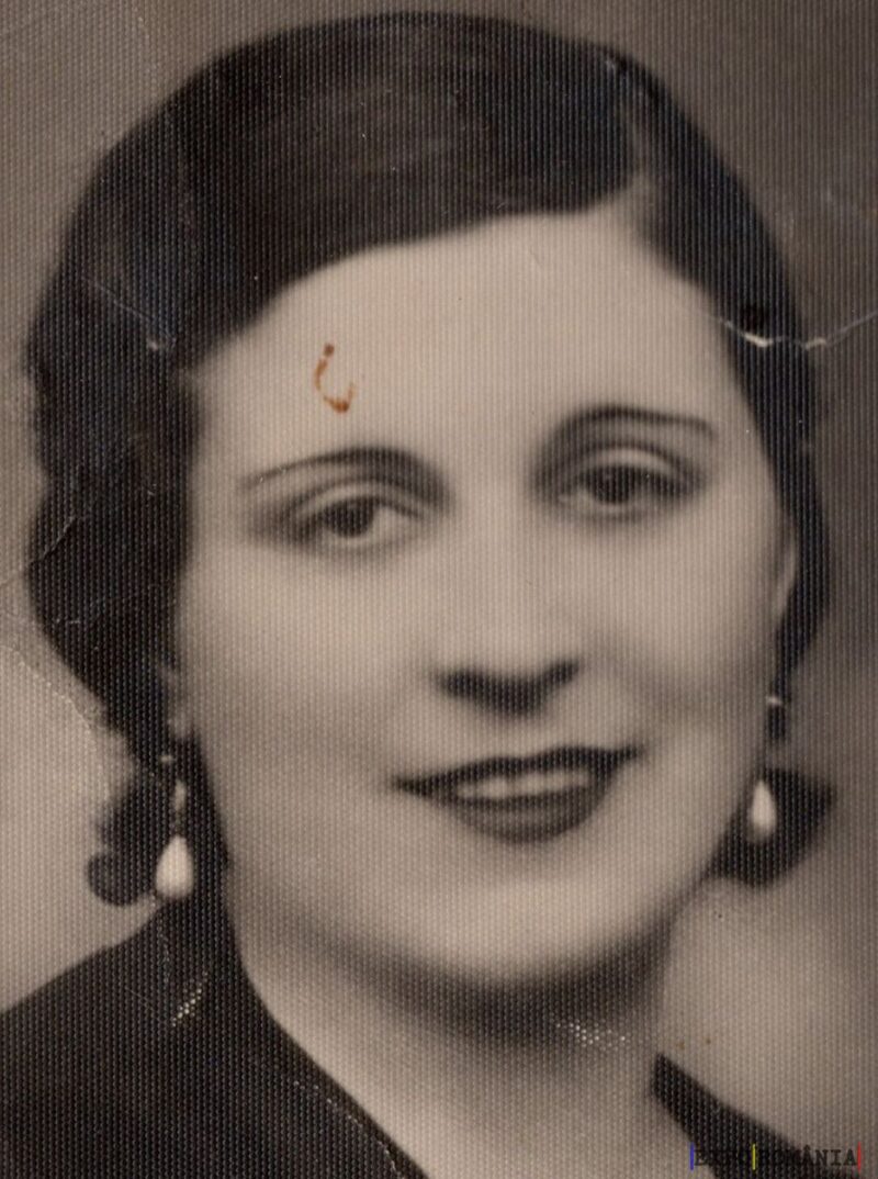 Femeie zâmbitoare în portret alb-negru vechi