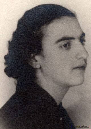 Portret alb-negru al unei femei elegante