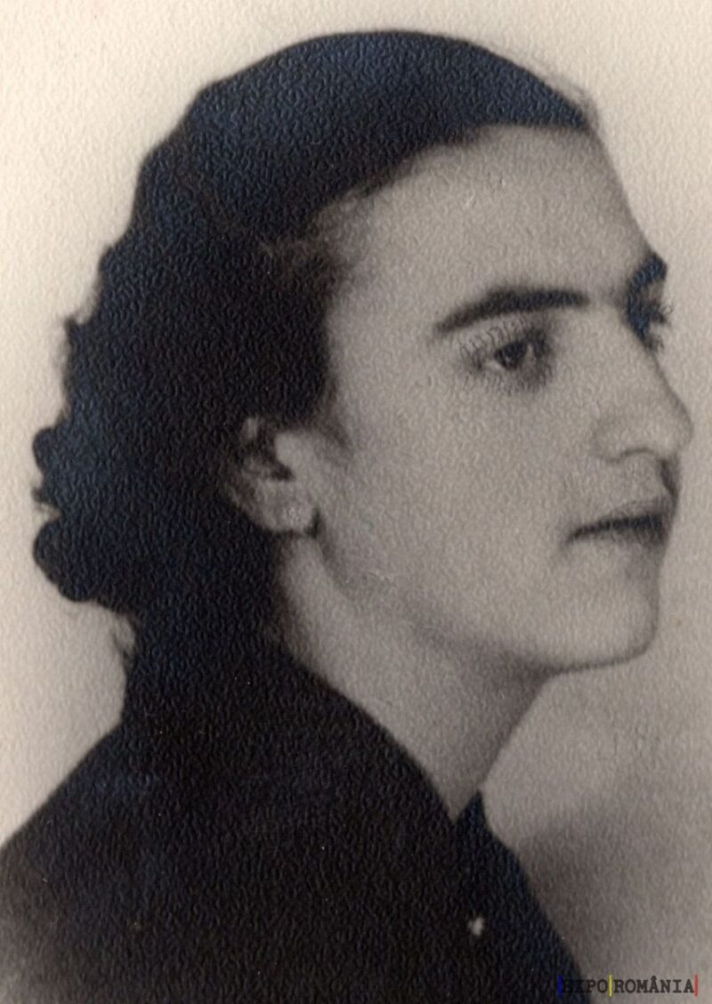 Portret alb-negru al unei femei elegante