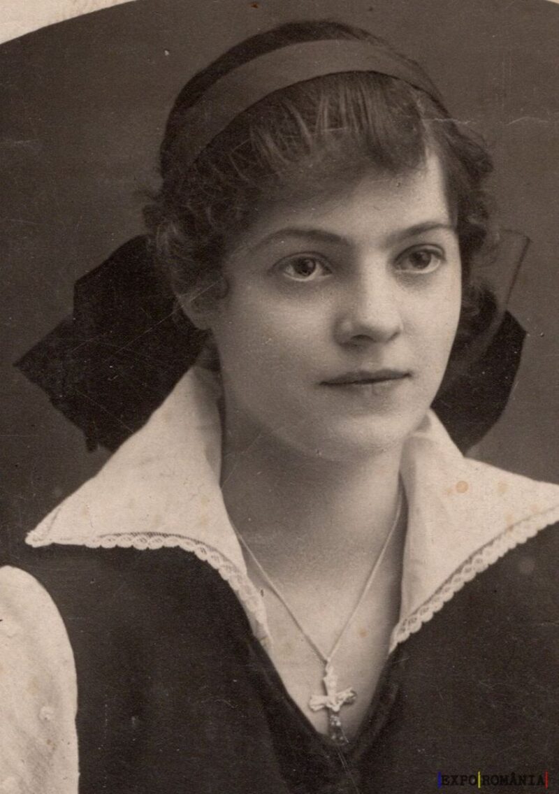 Portret alb-negru al unei femei tinere