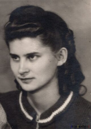 Portret de tânără în alb-negru