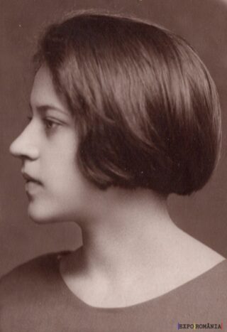 Portret vintage al unei tinere