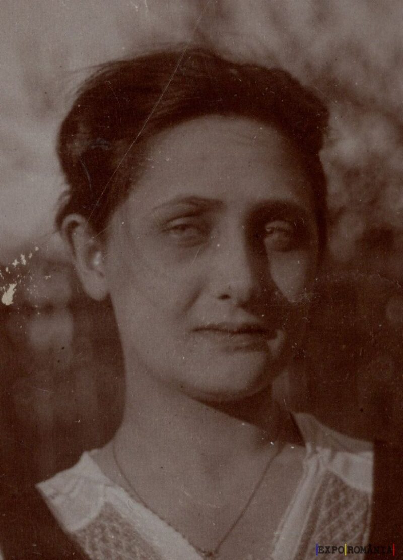 Tânără femeie în portret de epocă