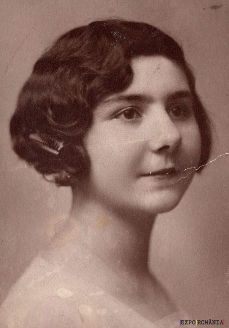 Fotografie veche a unei tinere femei