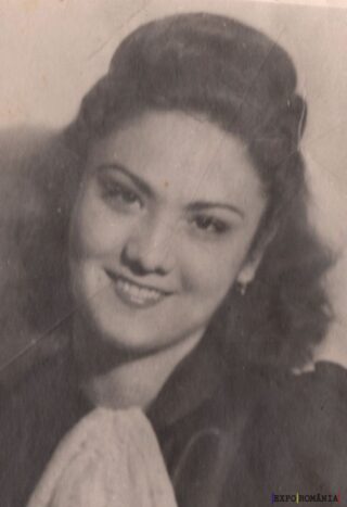 Femeie zâmbitoare într-o fotografie veche alb-negru