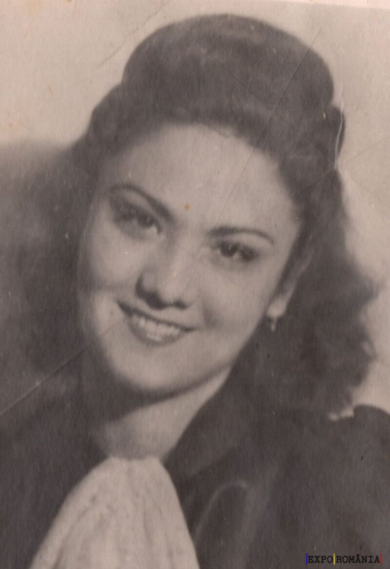 Femeie zâmbitoare într-o fotografie veche alb-negru