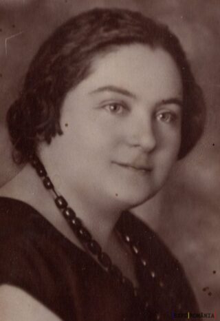 Portret alb-negru al unei femei