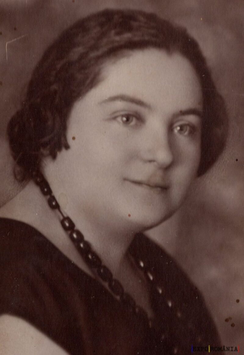 Portret alb-negru al unei femei