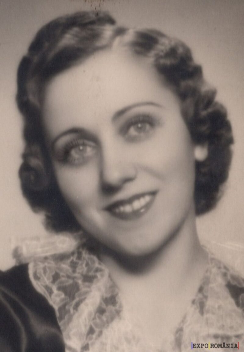 Portretul unei femei zâmbitoare