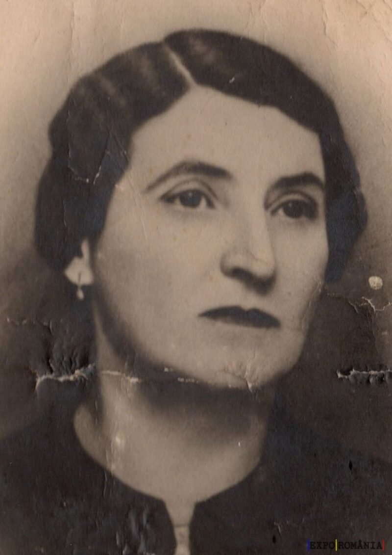 Portret alb-negru al unei doamne serioase